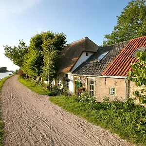 Rechthuis Van Zouteveen Bed and breakfast